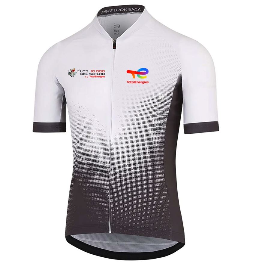 <div>MAILLOT LOS 10.000 DEL SOPLAO 2024</div>
<div>
<h3 style="background-color: transparent; border: 0px #666666; color: #666666; font-family: quicksand, sans-serif; font-size: 20px; font-size-adjust: none; font-stretch: 100%; font-style: normal; font-variant: normal; font-weight: 400; letter-spacing: normal; line-height: 18px; margin: 0px; padding: 0px; text-align: left; text-decoration: none; text-indent: 0px; text-transform: none; vertical-align: baseline; -webkit-text-stroke-width: 0px; white-space: normal; word-spacing: 0px;">Manga corta y cremallera larga.</h3>
<h4 style="background-color: transparent; border: 0px #333333; color: #333333; font-family: quicksand, sans-serif; font-size: 14px; font-size-adjust: none; font-stretch: 100%; font-style: normal; font-variant: normal; font-weight: 400; letter-spacing: normal; line-height: 18px; margin: 0px 0px 25px; padding: 0px; text-align: left; text-decoration: none; text-indent: 0px; text-transform: none; vertical-align: baseline; -webkit-text-stroke-width: 0px; white-space: normal; word-spacing: 0px;">Prenda confeccionada en Tejido Coolmax®</h4>
<p style="background-color: transparent; border: 0px #000000; color: #000000; font-family: quicksand, sans-serif; font-size: 12px; font-size-adjust: none; font-stretch: 100%; font-style: normal; font-variant: normal; font-weight: 400; letter-spacing: normal; line-height: 18px; margin: 0px; padding: 0px; text-align: left; text-decoration: none; text-indent: 0px; text-transform: none; vertical-align: baseline; -webkit-text-stroke-width: 0px; white-space: normal; word-spacing: 0px;">El sistema Coolmax® es conocido por su resistencia a la humedad y su transpiración. Exporta la humedad favoreciendo su evaporación. Y esto es lo que hace que dicha humedad se seque tan rápidamente. Coolmax® es, fundamentalmente, un hilo de poliéster con una capa especialmente diseñada con el objetivo de que el sudor se expanda y facilite la tarea de que se pueda evaporar de forma más rápida y eficiente. Además de evitar que éste se acumule, también se consigue que la prenda se enfríe durante el proceso, proporcionando al usuario una sensación agradable. De hecho, los productos elaborados a partir de Coolmax® son un 25% más gruesos que los que han sido elaborados con otros materiales sintéticos. Por ello, son ideales para el ejercicio físico ya que el deportista no tiene tanta sensación de incomodidad.</p>
<h4 style="background-color: transparent; border: 0px #333333; color: #333333; font-family: quicksand, sans-serif; font-size: 14px; font-size-adjust: none; font-stretch: 100%; font-style: normal; font-variant: normal; font-weight: 400; letter-spacing: normal; line-height: 18px; margin: 0px 0px 25px; padding: 0px; text-align: left; text-decoration: none; text-indent: 0px; text-transform: none; vertical-align: baseline; -webkit-text-stroke-width: 0px; white-space: normal; word-spacing: 0px;">Características:</h4>
<ul style="background-color: transparent; border: 0px #000000; color: #000000; font-family: quicksand, sans-serif; font-size: 12px; font-size-adjust: none; font-stretch: 100%; font-style: normal; font-variant: normal; font-weight: 400; letter-spacing: normal; line-height: 18px; list-style: none; margin: 0px; padding: 0px; text-align: left; text-decoration: none; text-indent: 0px; text-transform: none; vertical-align: baseline; -webkit-text-stroke-width: 0px; white-space: normal; word-spacing: 0px;">
<li style="border: 0px #000000; font-family: quicksand, sans-serif; font-size: 12px; font-size-adjust: none; font-stretch: 100%; font-style: normal; font-variant: normal; font-weight: 400; line-height: 18px; margin: 0px; padding: 0px; vertical-align: baseline;">Ayuda a mantenerse fresco, seco y confortable.</li>
<li style="border: 0px #000000; font-family: quicksand, sans-serif; font-size: 12px; font-size-adjust: none; font-stretch: 100%; font-style: normal; font-variant: normal; font-weight: 400; line-height: 18px; margin: 0px; padding: 0px; vertical-align: baseline;">Tejido transpirable de secado rápido.</li>
<li style="border: 0px #000000; font-family: quicksand, sans-serif; font-size: 12px; font-size-adjust: none; font-stretch: 100%; font-style: normal; font-variant: normal; font-weight: 400; line-height: 18px; margin: 0px; padding: 0px; vertical-align: baseline;">Flexible y ligero.</li>
<li style="border: 0px #000000; font-family: quicksand, sans-serif; font-size: 12px; font-size-adjust: none; font-stretch: 100%; font-style: normal; font-variant: normal; font-weight: 400; line-height: 18px; margin: 0px; padding: 0px; vertical-align: baseline;">Se puede lavar a máquina.</li>
<li style="border: 0px #000000; font-family: quicksand, sans-serif; font-size: 12px; font-size-adjust: none; font-stretch: 100%; font-style: normal; font-variant: normal; font-weight: 400; line-height: 18px; margin: 0px; padding: 0px; vertical-align: baseline;">Costuras recubiertas.</li>
<li style="border: 0px #000000; font-family: quicksand, sans-serif; font-size: 12px; font-size-adjust: none; font-stretch: 100%; font-style: normal; font-variant: normal; font-weight: 400; line-height: 18px; margin: 0px; padding: 0px; vertical-align: baseline;">Cremallera larga.</li>
<li style="border: 0px #000000; font-family: quicksand, sans-serif; font-size: 12px; font-size-adjust: none; font-stretch: 100%; font-style: normal; font-variant: normal; font-weight: 400; line-height: 18px; margin: 0px; padding: 0px; vertical-align: baseline;">Cinta de silicona de 40 mm en bocamanga para su adaptabilidad al brazo.</li>
<li style="border: 0px #000000; font-family: quicksand, sans-serif; font-size: 12px; font-size-adjust: none; font-stretch: 100%; font-style: normal; font-variant: normal; font-weight: 400; line-height: 18px; margin: 0px; padding: 0px; vertical-align: baseline;">Tira reflectante en trasero para su visibilidad a poca luz.</li>
<li style="border: 0px #000000; font-family: quicksand, sans-serif; font-size: 12px; font-size-adjust: none; font-stretch: 100%; font-style: normal; font-variant: normal; font-weight: 400; line-height: 18px; margin: 0px; padding: 0px; vertical-align: baseline;">Bolsillo trasero con tres departamentos.</li></ul></div>